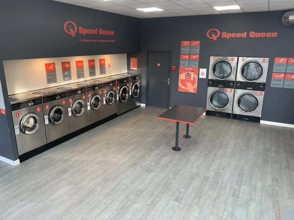 Laverie automatique Speed Queen Blagnac Andromède - Vue des machines professionnelles, lavage en 1h