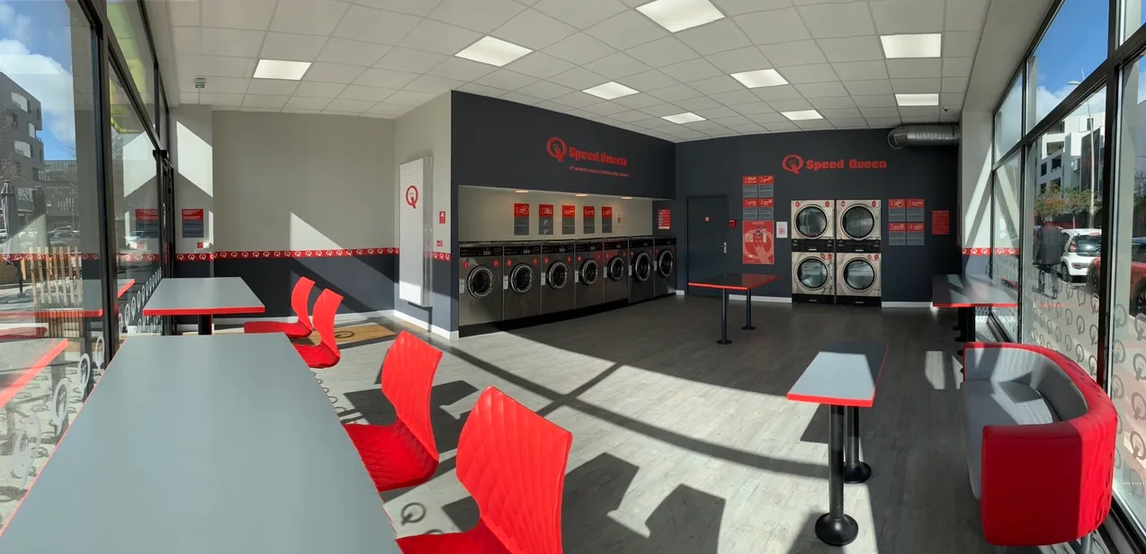 Espace attente avec assises rouges, laverie Speed Queen Blagnac Andromède