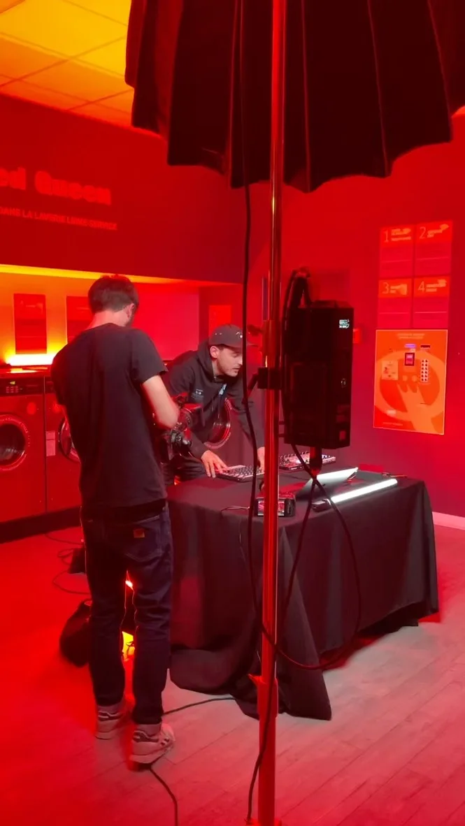 Event musique LIVERIE dans la laverie Blagnac, DJ et eclairage neon rouge de nuit