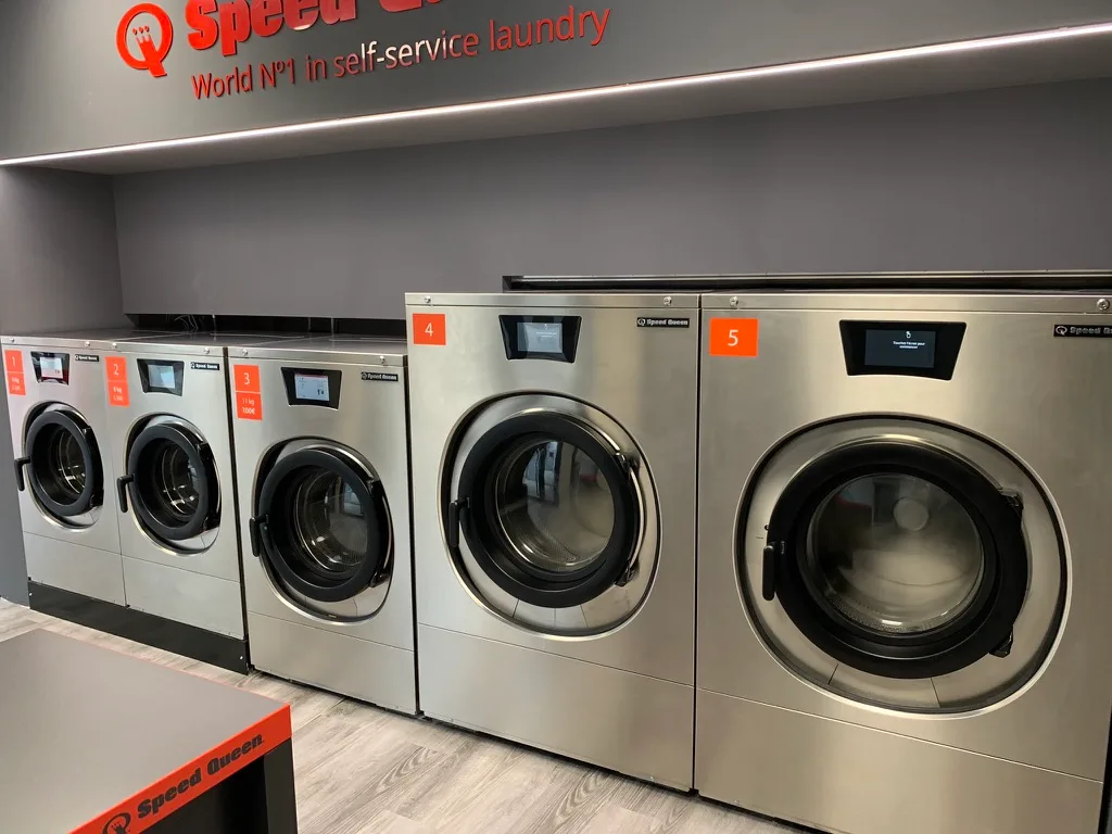 Lave-linge professionnels 8 à 18 kg avec écrans tactiles, laverie Croix-Daurade